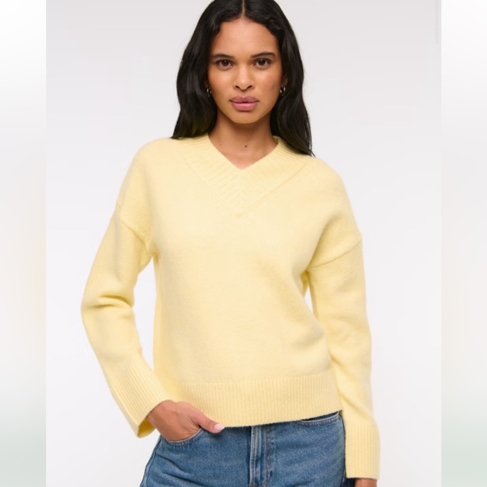 Abercrombie Women’s Yellow V-Neck Sweater
